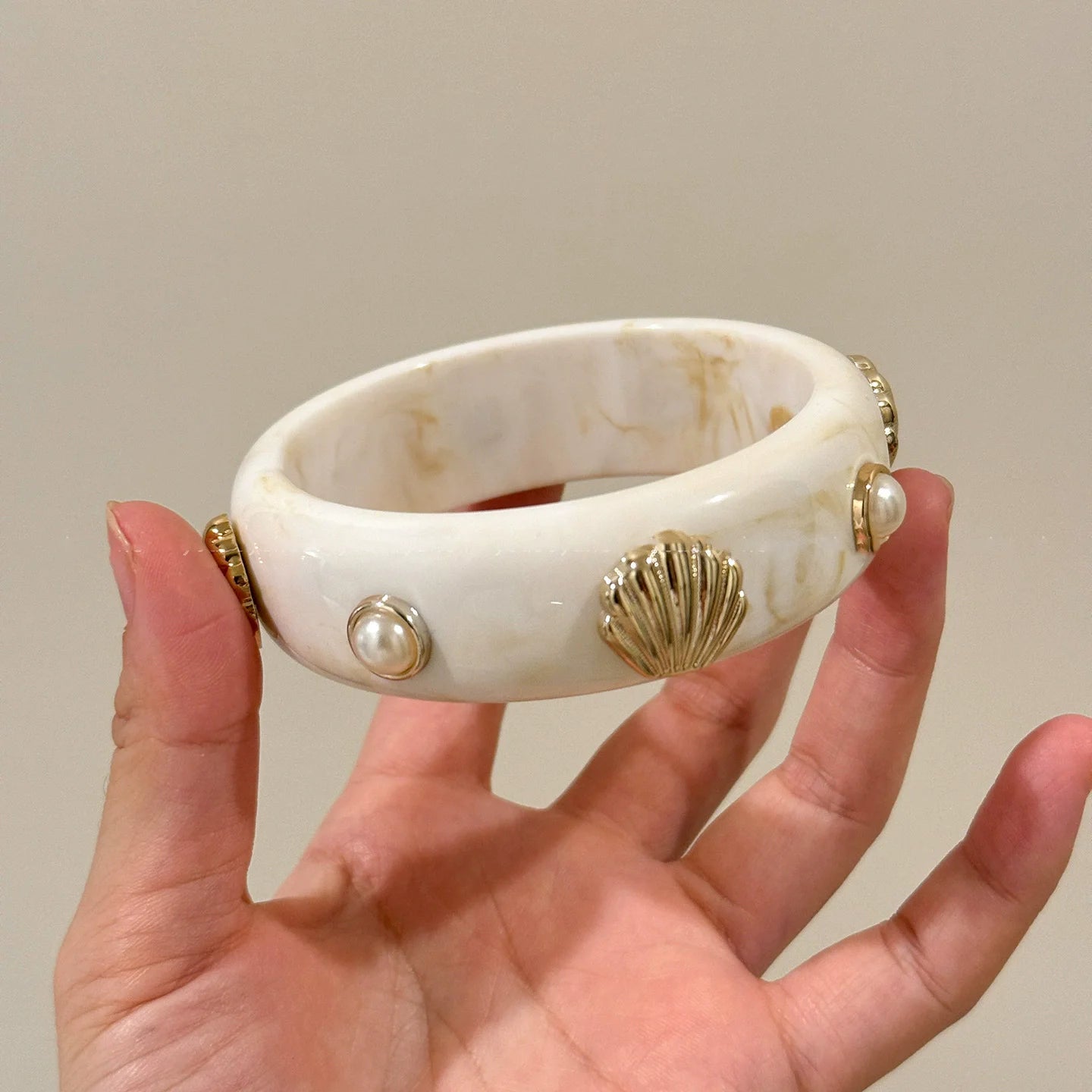 Beige Pearl Shell Tie-Dye Resin Bangle
